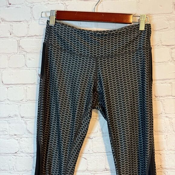 Nike Cropped Shin Length DriFit Leggings size XS - Picture 2 of 9